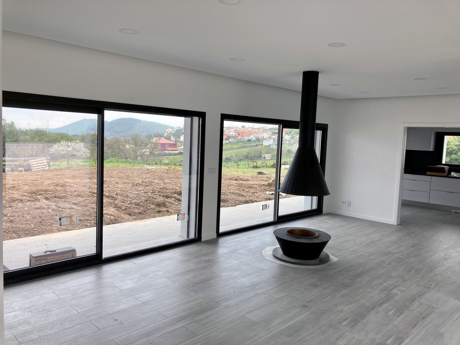 Vãos envidraçados vistos do interior da moradia em Montemuro