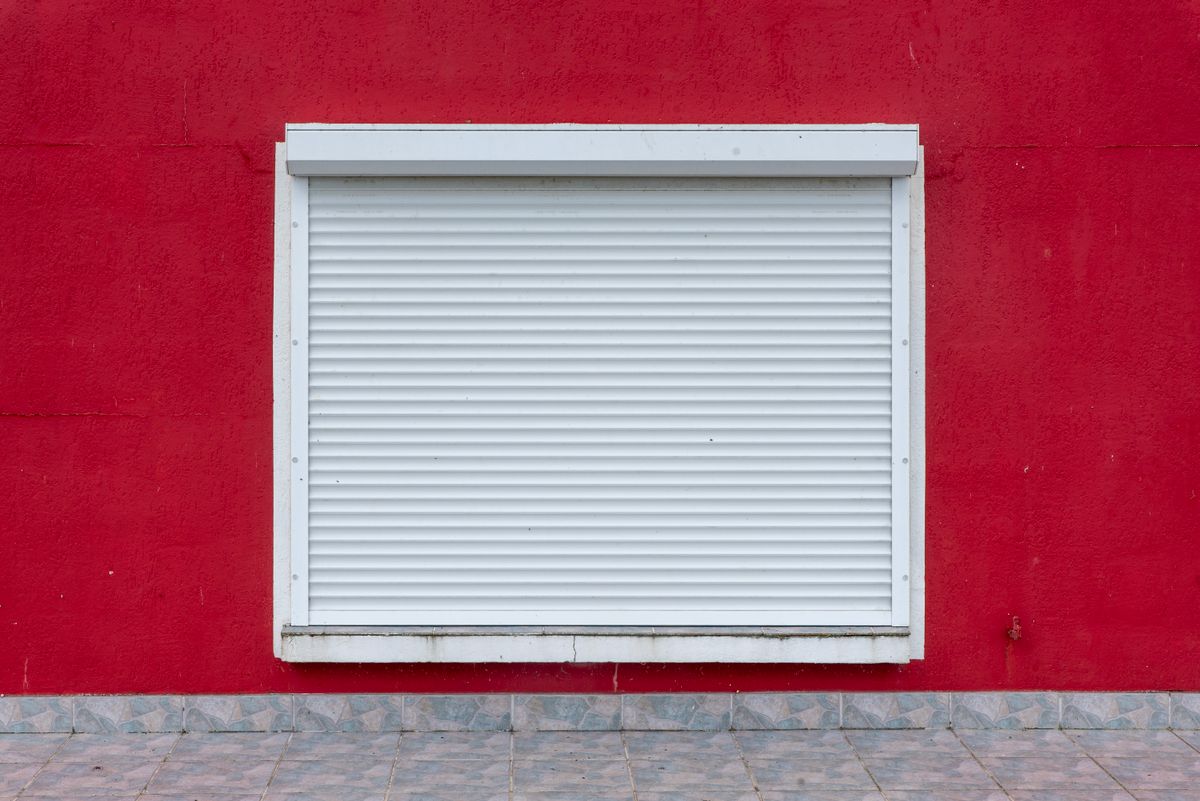 Estore exterior branco numa janela