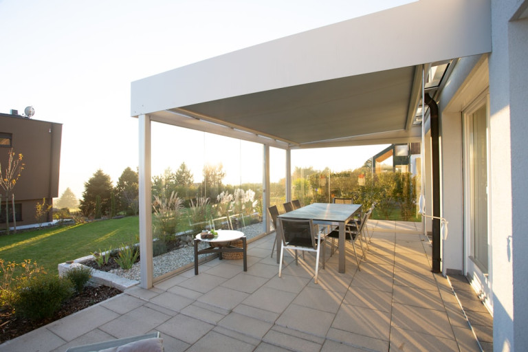 Terraço com cobertura e envidraçamento